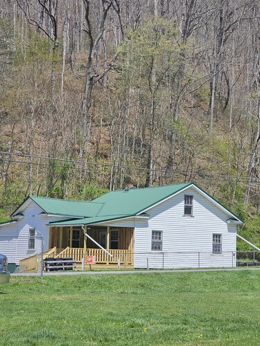 Spacious riding retreat 4 BR Outlaw House/ ATV Riding 10beds-Large Parking