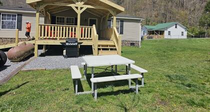 Spacious riding retreat 4 BR Outlaw House/ ATV Riding 10beds-Large Parking