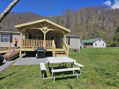 Spacious riding retreat 4 BR Outlaw House/ ATV Riding 10beds-Large Parking