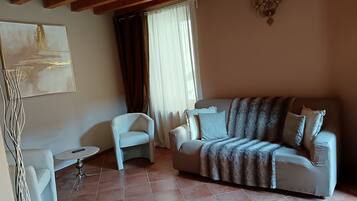 Suite Junior | Area soggiorno | Smart TV 42 pollici con canali satellitari