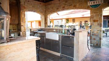 Réfrigérateur, micro-ondes, plaque de cuisson, cafetière/bouilloire