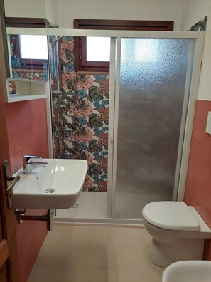 Douche, séchoir à cheveux, savon, shampooing