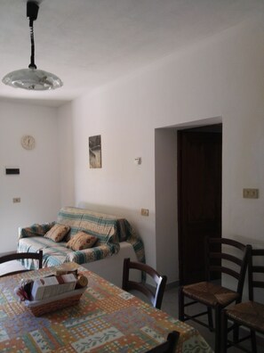 Dining - 1 Campiglia Campione M. but 3 km from the sea of ​​Rimigliano 4 beds Ground Floor (Venturina Terme)