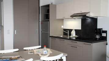 Refrigerador, microondas, lavavajillas y utensilios de cocina