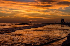 Beach nearby, sun-loungers, beach towels