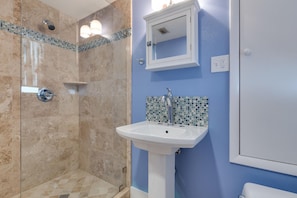 Shower, hair dryer, towels, soap - Lido Beach and St. Armand's Circle at your Footsteps. (Sarasota)