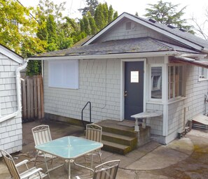 Outdoor dining - One Bedroom House in Desirable Bush Park location (Salem)