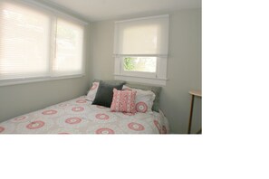 1 bedroom, iron/ironing board, free WiFi, bed sheets - One Bedroom House in Desirable Bush Park location (Salem)