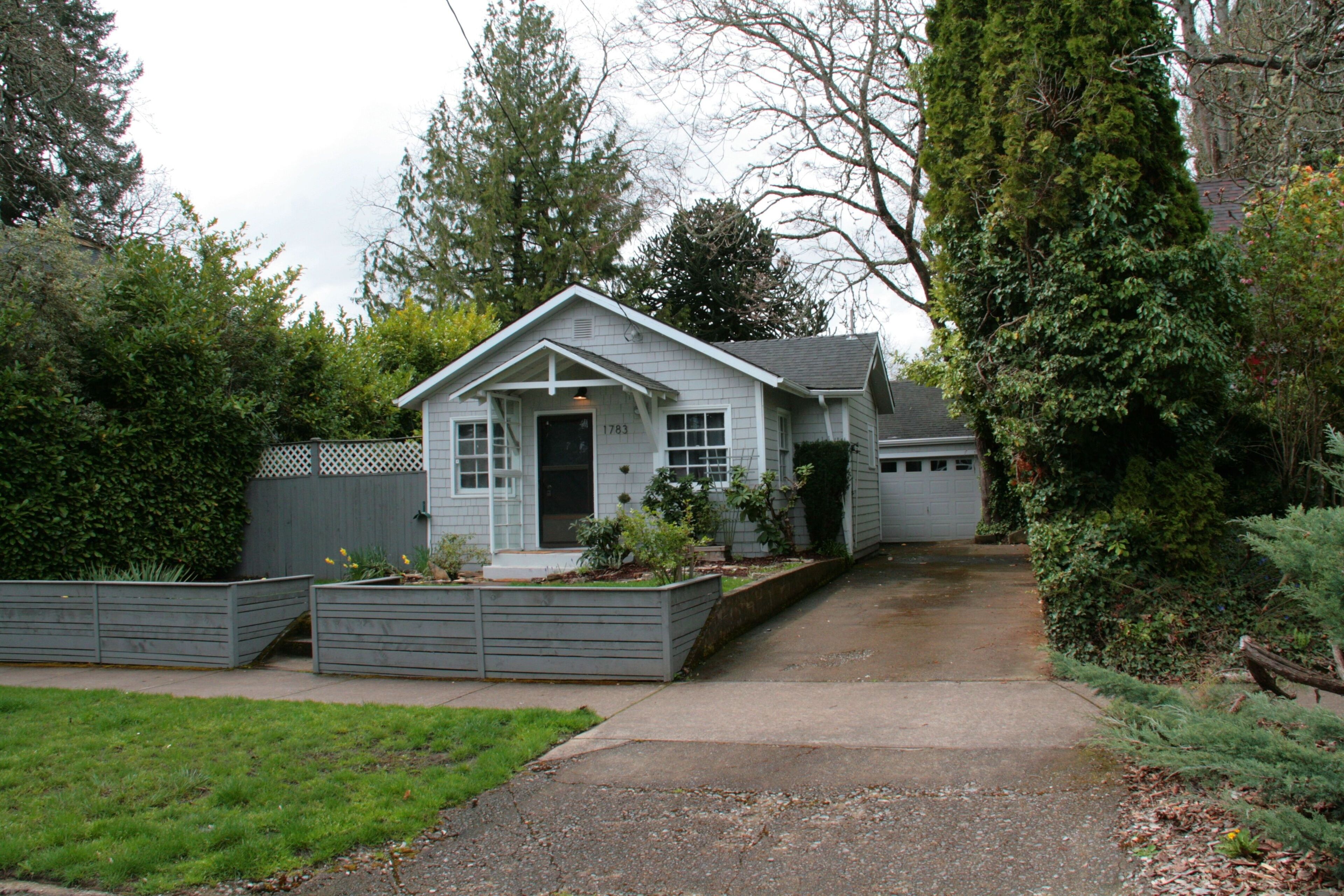 One Bedroom House in Desirable Bush Park location