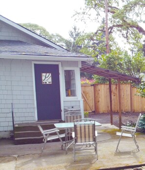Outdoor dining - One Bedroom House in Desirable Bush Park location (Salem)