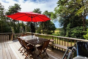 Outdoor dining - Hardings Hideaway: 020-C  Renovated Chatham Beach House with Views (Chatham)