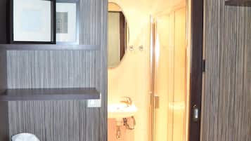 Double Room (Safrane) | Bathroom | Shower, free toiletries, hair dryer, towels