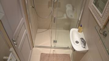 Double Room (Safrane) | Bathroom | Shower, free toiletries, hair dryer, towels