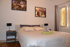 Double Room (Safrane) | Individually decorated, individually furnished, free WiFi, bed sheets - Domaine Le Mathi (Fumel)