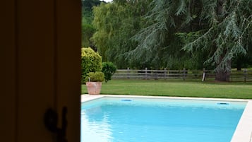 Utomhuspool och solstolar