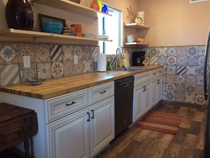 Fridge, microwave, oven, stovetop - Desert Morada Casita B 2Bed/2Bath Dog Allowed max2 (Tucson)