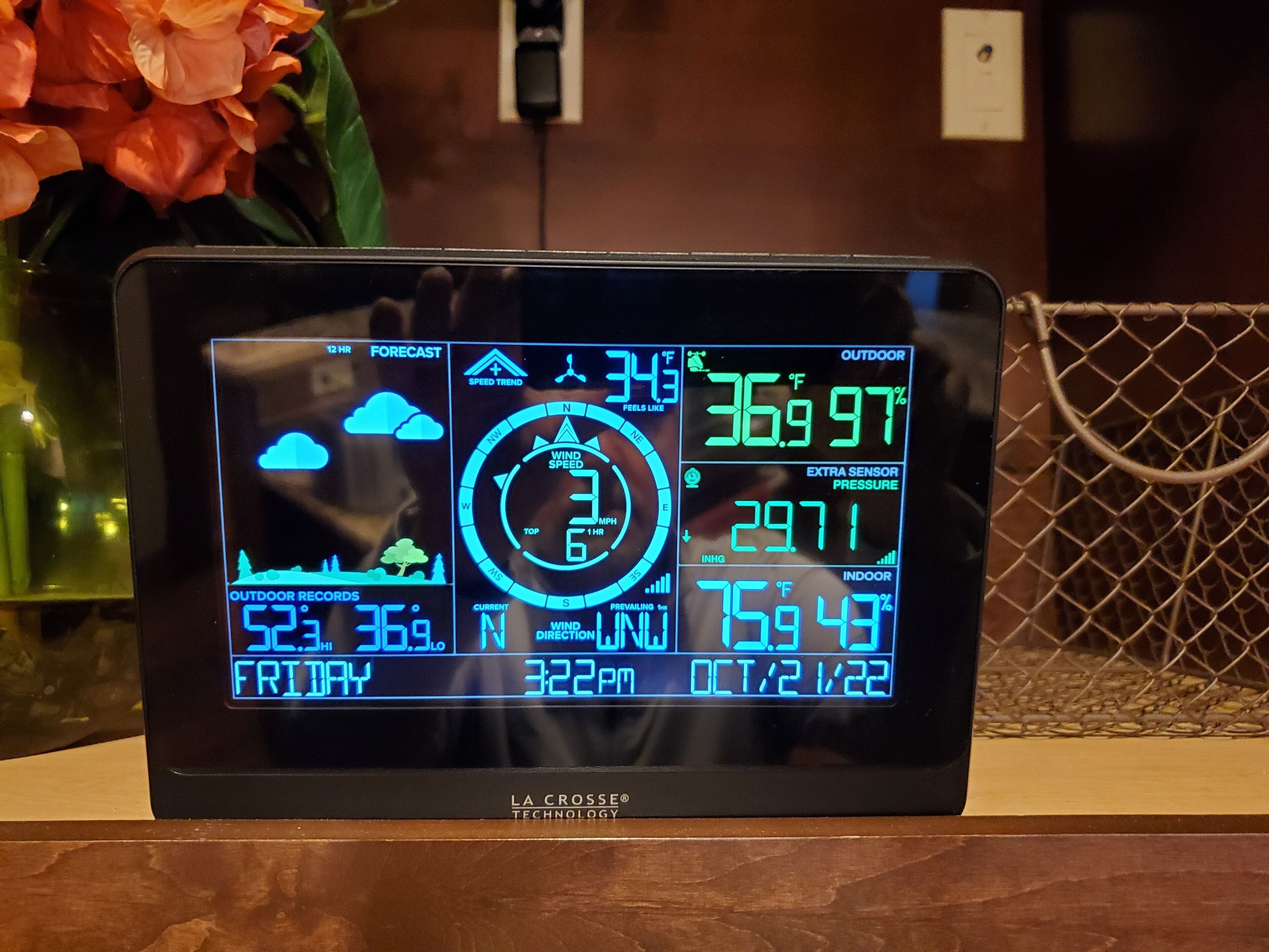 Keep track of the weather on weather station.