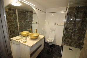 Kombination af bruser/badekar, hårtørrer, Sæbe, Toiletpapir