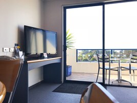 行政公寓, 2 间卧室, 按摩浴缸 | 办公桌、熨斗/熨衣板、免  费 WiFi、床单