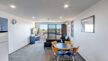 公寓, 2 间卧室, 按摩浴缸, 一层 | 办公桌、熨斗/熨衣板、免费 WiFi、床单