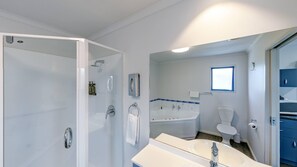 One Bedroom Unit | Bathroom | Free toiletries, hair dryer, towels, soap - Bay Viaduct Motor Lodge (Timaru)