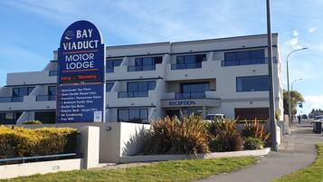 Experience the Bay Viaduct Motor Lodge, offering stunning sea views, double-glazed units, and executive suites with kingsize beds, double spa baths, and smart TVs.