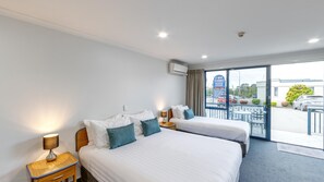 King Studio Ground Floor | Desk, iron/ironing board, free WiFi, bed sheets - Bay Viaduct Motor Lodge (Timaru)