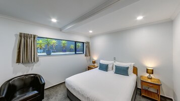 Escritorio, tabla de planchar con plancha, wifi gratis y ropa de cama 