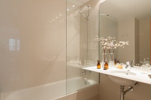 Shower, hair dryer, towels - 2BR refined ethnic style in Eixample - Livingstone (Barcelona)