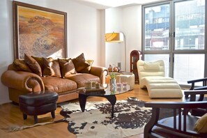 TV - 2BR refined ethnic style in Eixample - Livingstone (Barcelona)