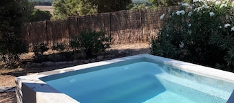 LARGE 3 BEDROOM HOUSE with small private pool 15 minutes from the beach, by car