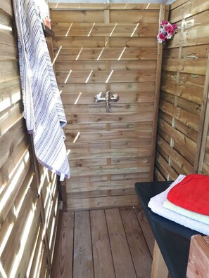 Ensemble baignoire-douche, papier de toilette
