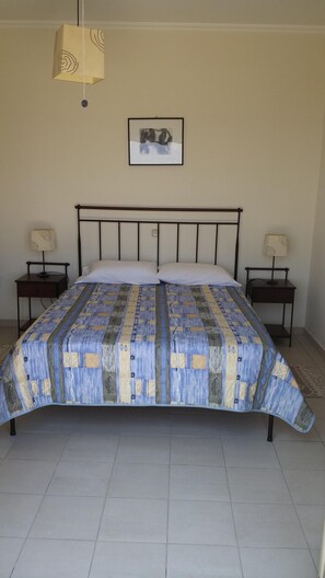 2 soverom, skrivebord, strykejern/-brett og reiseseng for barn