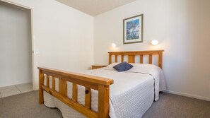 2 bedrooms, iron/ironing board, bed sheets