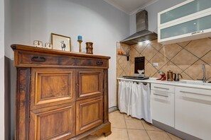 Frigorífico, microondas, placa de cocina y lavavajillas