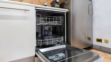 Refrigerador, microondas, parrilla de estufa y lavavajillas