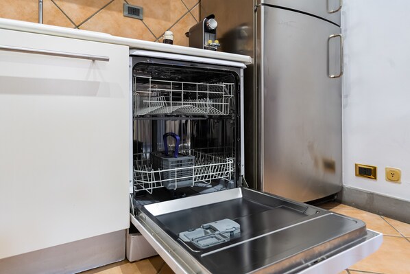 冰箱、微波炉、炉灶、洗碗机