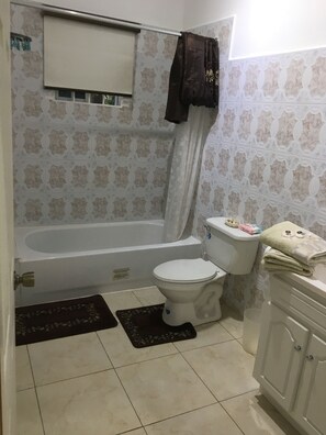 Romantisches Apartment, eingeschränkter Meerblick | Badezimmer | Duschwanne, kostenlose Toilettenartikel, Handtücher, Seife