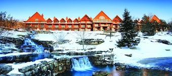 Top Floor Eagles Nest Condo with Pool and Hot Tub and Lake Views close to Silver