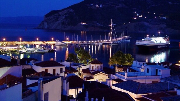 A coastal town at night with a marina, boats, and buildings along the waterfront. - Daskios House , Skopelos Chora, a fully equipped house ideal for 2-3 guests (Skopelos)
