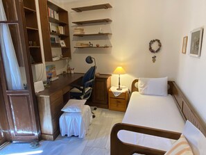 2 slaapkamers, een bureau, een strijkplank/strijkijzer, gratis wifi