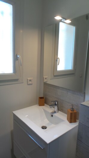 تجهيزات دش، مجففات شعر، مناشف