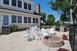 Outdoor dining - Spacious 5BR home on the Intracoastal in Sunset Beach, perfect for family getaways! (Sunset Beach)
