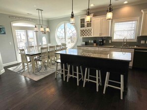 Dining - Discover The Lazy Pelican: a spacious 5BR home in Sunset Beach, perfect for family getaways. (Sunset Beach)
