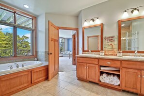 Combined shower/bathtub, jetted bath, hair dryer, towels