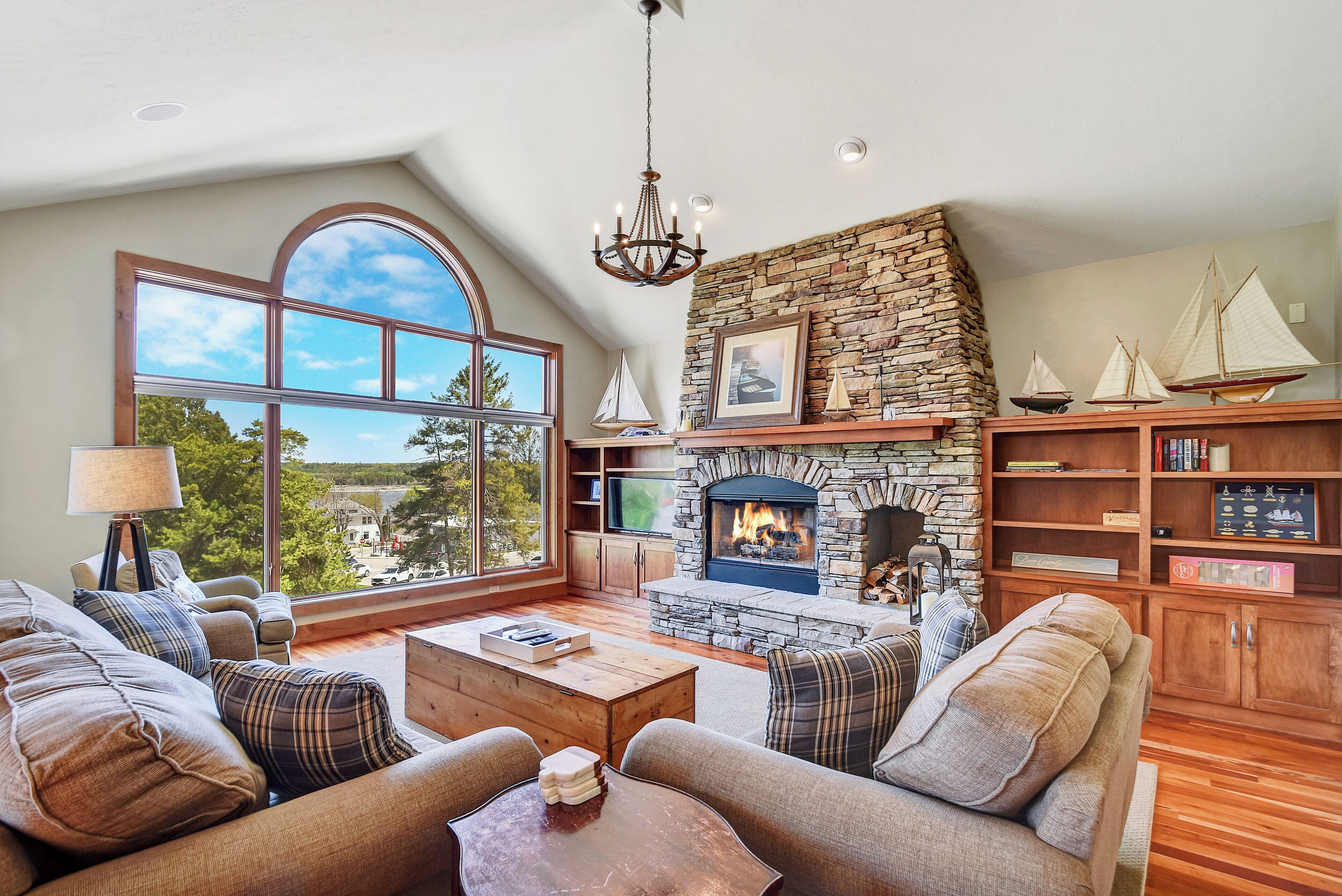 Smart TV, fireplace, stereo