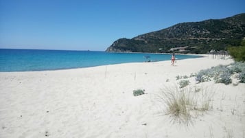 En la playa, sillas reclinables de playa