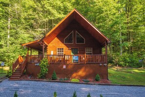 Exterior - AMtnHeartSong: Pet-Friendly*Cozy*Fire Pit*Yard*Hot Tub*Wifi, near Attractions! (Sevierville)