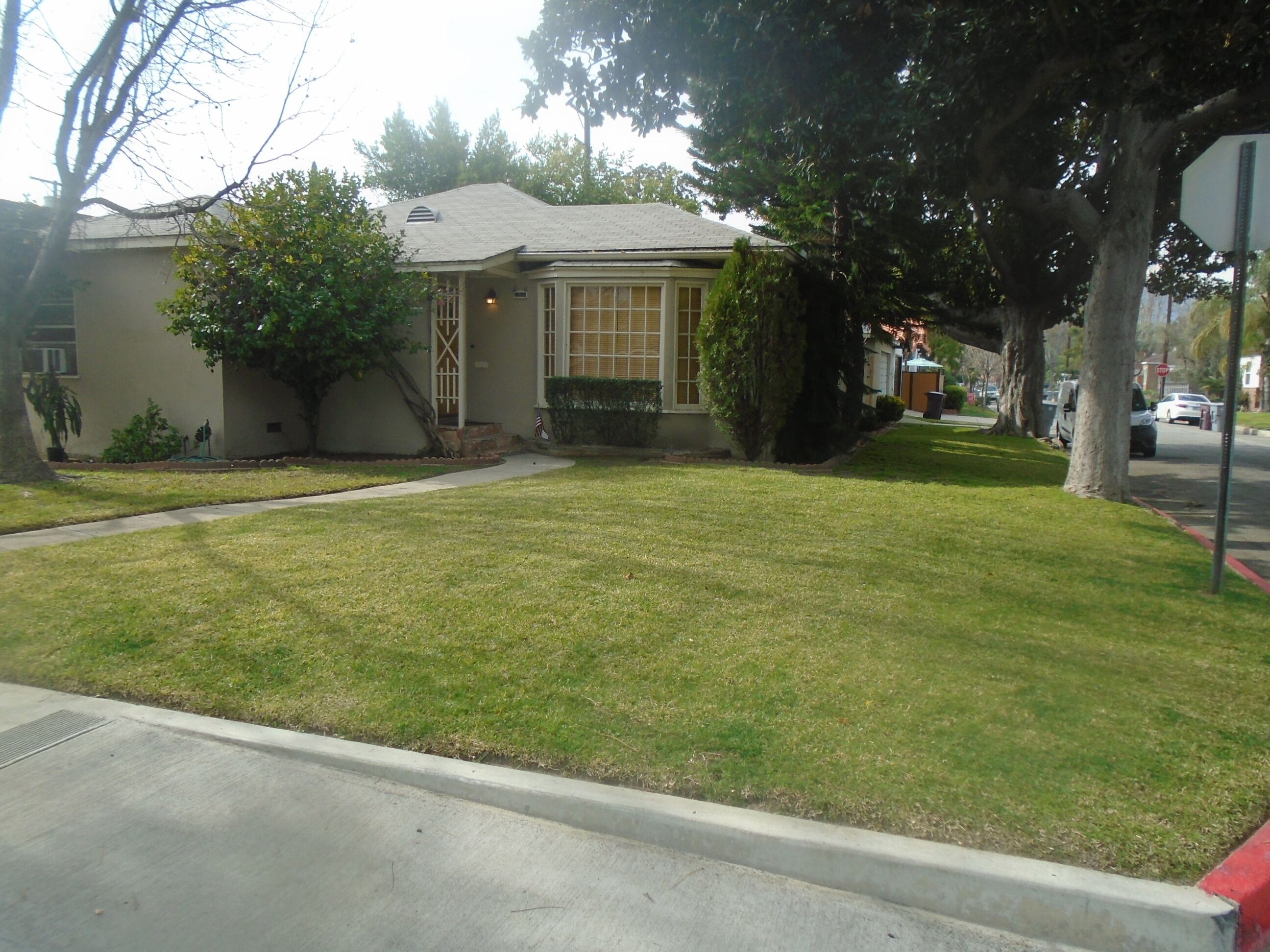 Hollywood Adjacent, Freeway close to everything
