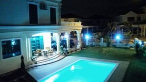 A two-story house with a swimming pool in the backyard. - Villa Shamir near KLIA (Sepang)